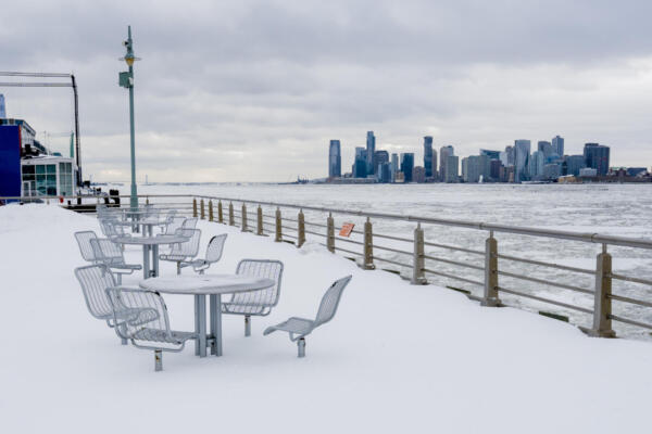 Fotografía donde se observa el río Hudson congelado tras la tormenta invernal en Nueva York (Estados Unidos). EFE/ Angel Colmenares