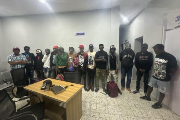 Policía Nacional apresa a dos personas por tráfico de 12 extranjeros indocumentados en Barahona