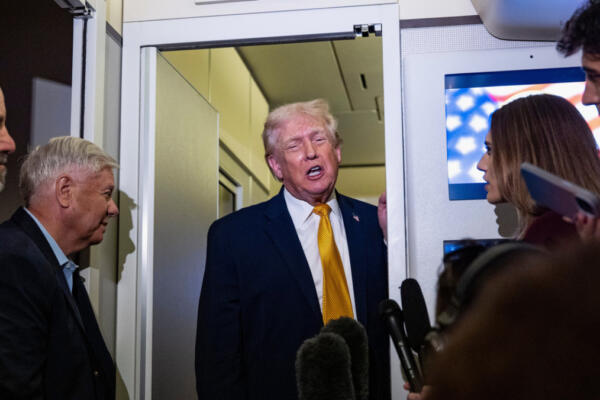 El presidente de EE.UU., Donald Trump, habla con periodistas a bordo de Air Force One