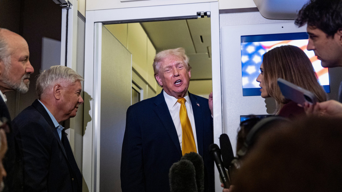 El presidente de EE.UU., Donald Trump, habla con periodistas a bordo de Air Force One