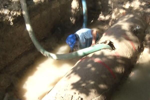 El incidente ocurrió alrededor de las 7:30 de la mañana, cuando un torrente de agua sorprendió a los residentes de la zona.