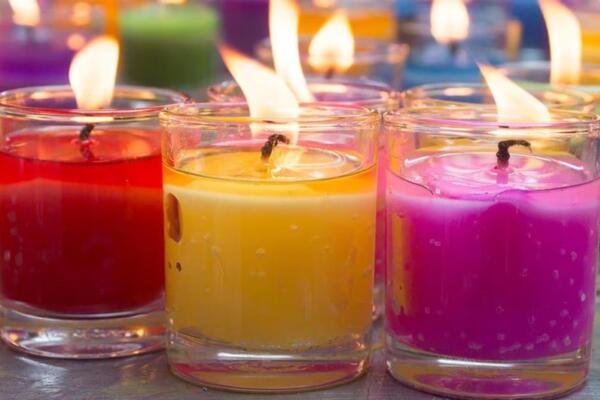 Caridad Espiritual durante su participación en el programa Más que Noticias, donde explicó el valor espiritual y el significado de los colores de las velas como herramientas de fe e intención.