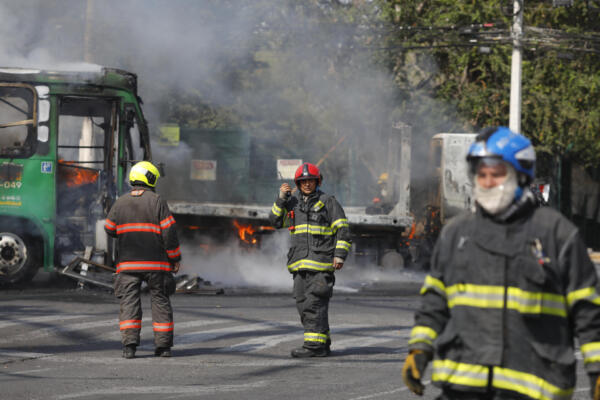 Integrantes del Cuerpo de Bomberos de Guadalajara realizan labores para extinguir el incendio de varios vehículos este domingo, en Guadalajara (México). EFE/ Francisco Guasco