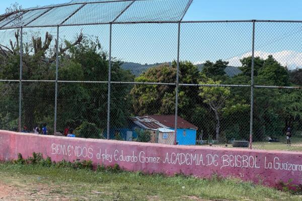 Niños y jóvenes entrenan béisbol en el play Eduardo Gómez, en La Guázara, Barahona, un terreno sin condiciones mínimas para la práctica deportiva.