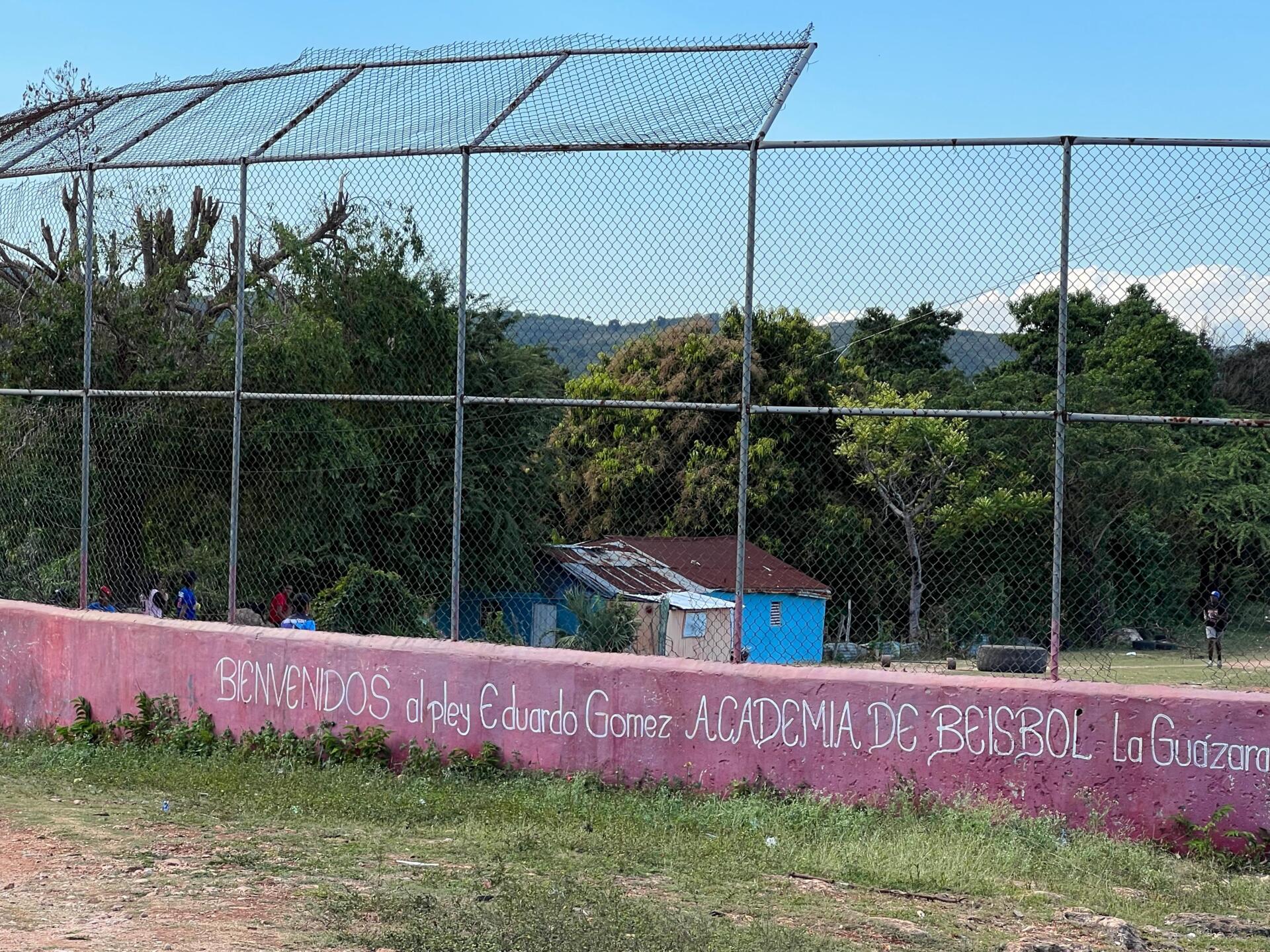 béisbol en condiciones precarias en La Guázara