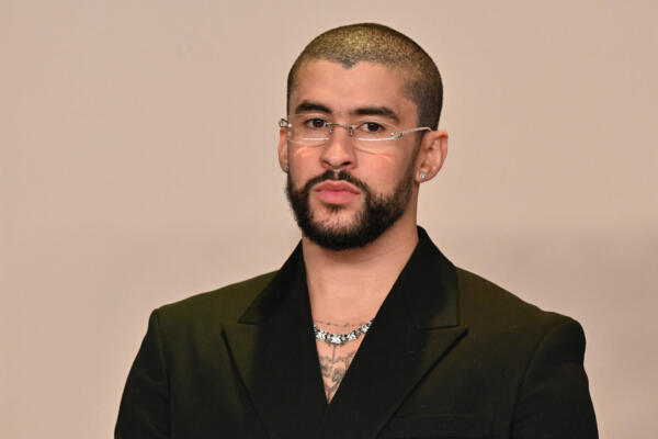 El cantante puertorriqueño Bad Bunny posa en la sala de prensa. (Foto: Robyn BECK / AFP)