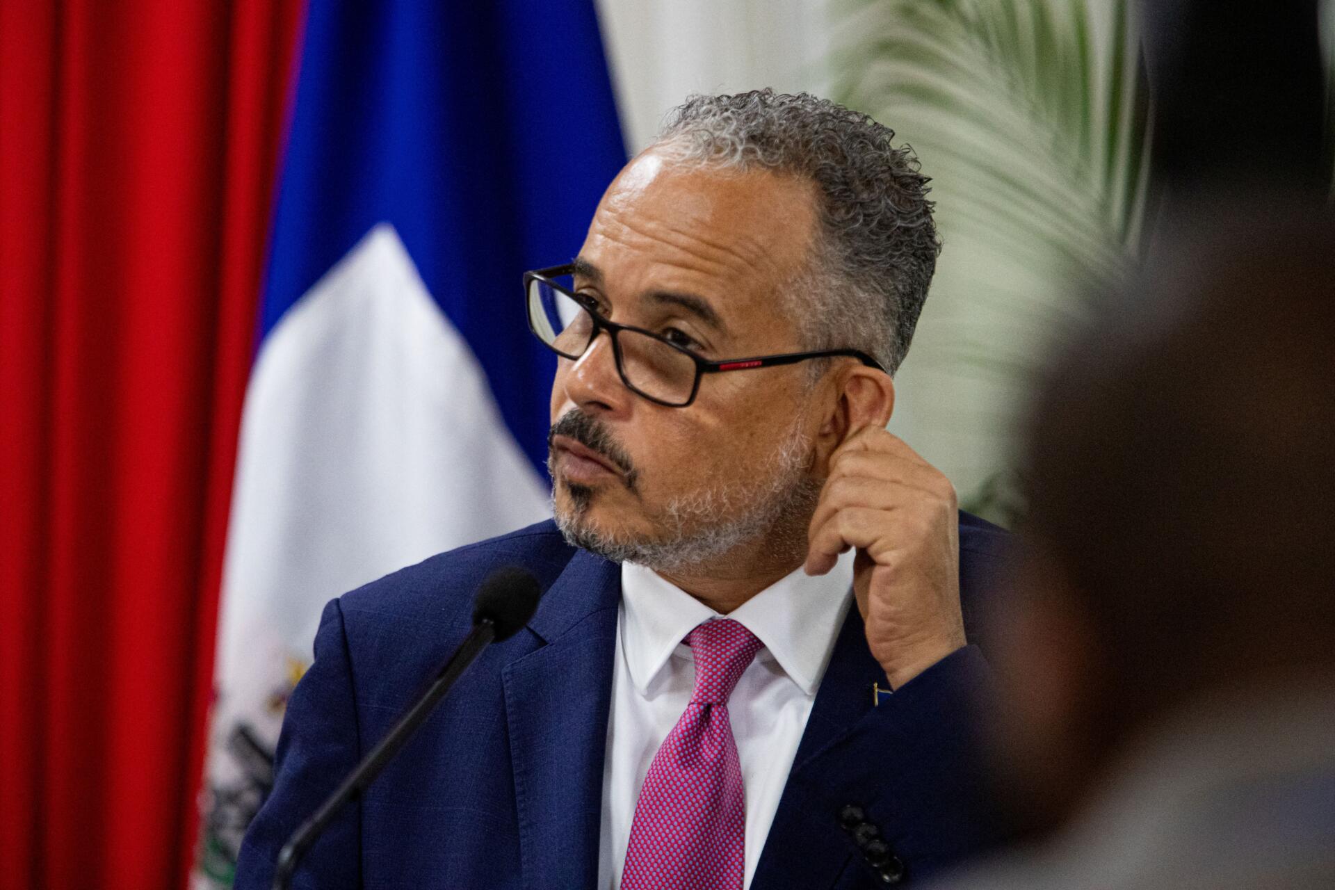 El consejo de transición de Haití entregó el sábado el poder al primer ministro respaldado por Estados Unidos, Alix Didier Fils-Aimé.