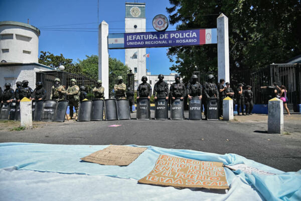 Decenas de policías acompañados por sus familiares se manifestaron frente a la sede de la jefatura de la fuerza en la ciudad de Rosario entre la noche del lunes y la madrugada del martes.