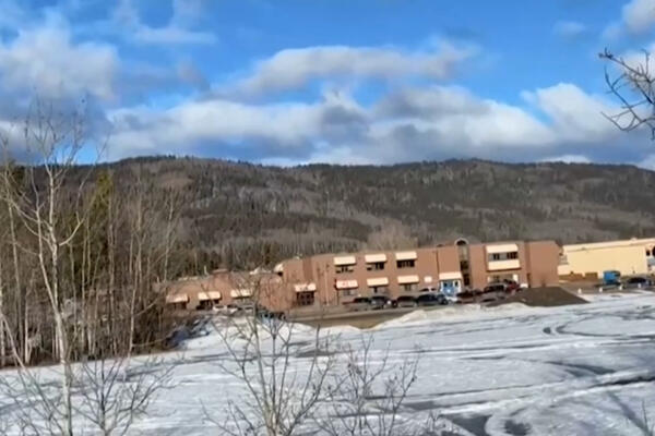 Esta captura de pantalla de un video proporcionado por un periodista local, muestra el edificio de la escuela secundaria y preparatoria donde ocurrió un tiroteo, que dejó al menos nueve personas muertas / Foto: AFP 