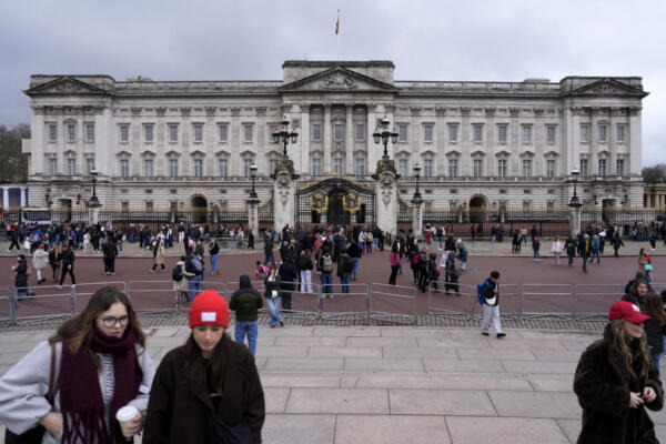 Turistas reunidos frente al Palacio de Buckingham en Londres el 19 de febrero de 2026 / Foto: AFP