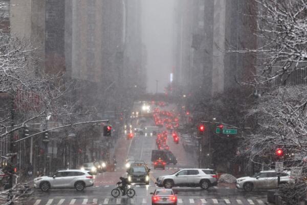 Peatones y automóviles transitan por la calle 42 en el distrito de Manhattan de la ciudad de Nueva York el 22 de febrero de 2026. (Foto de CHARLY TRIBALLEAU / AFP)