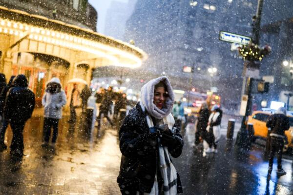 Una mujer camina por una calle en el distrito de Manhattan de la ciudad de Nueva York el 22 de febrero de 2026. Una tormenta de rápido desarrollo amenaza con azotar la costa este de EE. UU. con 30 cm o más de nieve a partir del domingo, trayendo la furia de la Madre Naturaleza a una región que apenas se recupera de un duro invierno. (Foto de CHARLY TRIBALLEAU / AFP)