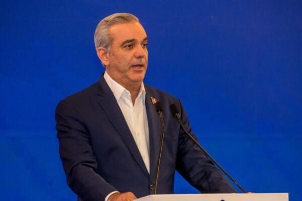 El presidente Luis Abinader afirmó que el servicio eléctrico será restablecido en su totalidad a las 5:00 de la tarde.