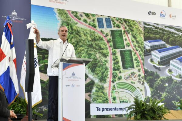 El presidente Luis Abinader inició la primera fase de transformación y saneamiento del vertedero de Duquesa. / foto: Félix de la Cruz