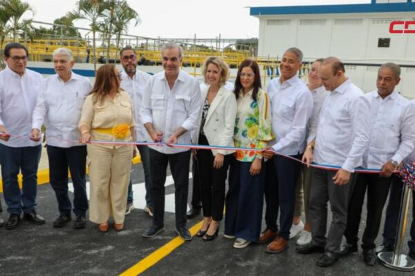 El presidente Luis Abinader, acompañado de autoridades locales, durante la inauguración de la planta de tratamiento Noriega I en Santiago, obra que recupera la capacidad de producción de 91 millones de galones diarios.
