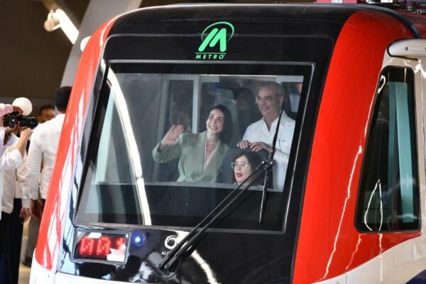 Raquel Arbaje y el presidente Luis Abinader durante el recorrido inaugural de la Línea 2-C. / foto: Johnny Rostestán