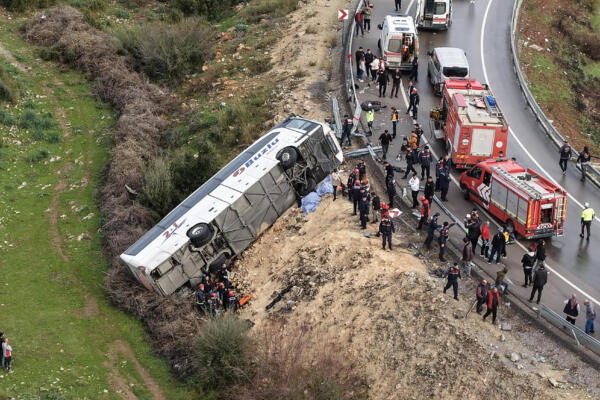 Esta fotografía, tomada y publicada el 1 de febrero de 2026 por la agencia de noticias turca DHA (Agencia de Noticias Demiroren), muestra una vista aérea de un accidente de autobús donde trabajan los socorristas en Antalya. Ocho personas murieron y otras 26 resultaron heridas en un accidente de autobús en Antalya, una ciudad turística costera del sur de Turquía, según informó el gobernador provincial el 1 de febrero de 2026. (Foto: Handout / DHA (Agencia de Noticias Demiroren) / AFP)