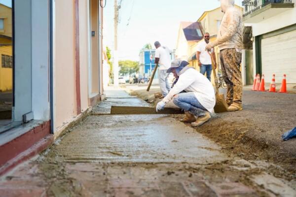 Alcaldía de Puerto Plata y Obras Públicas intensifican reconstrucción de aceras en el centro histórico