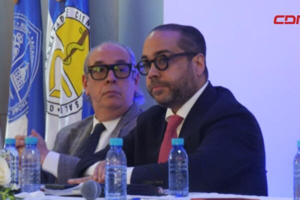 Representantes de la ADARS y expertos del sector salud durante el panel sobre cápita diferenciada y sostenibilidad del sistema de seguridad social.