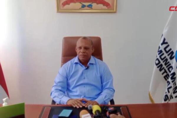 El alcalde de Montecristi, Jesús Jerez, durante declaraciones sobre la presunta ocupación ilegal de terrenos en el municipio.