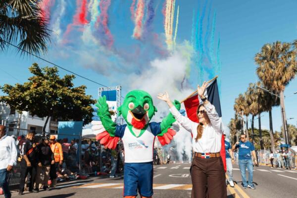 Carolina Mejía hizo su entrada acompañada por la mascota de los Juegos Centroamericanos y del Caribe, Colí. FOTO: fuente externa