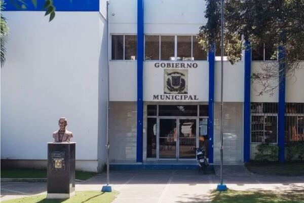 Alcaldía de Sabana de la Mar cesará labores este lunes ante parálisis administrativa