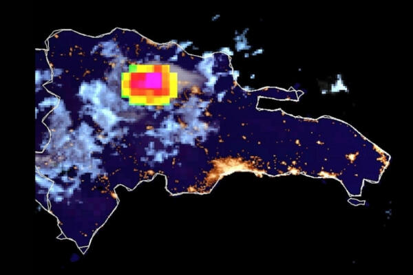 La noche del lunes se registraron relámpagos durante 45 minutos en Santiago debido a la influencia de una anomalía térmica.
