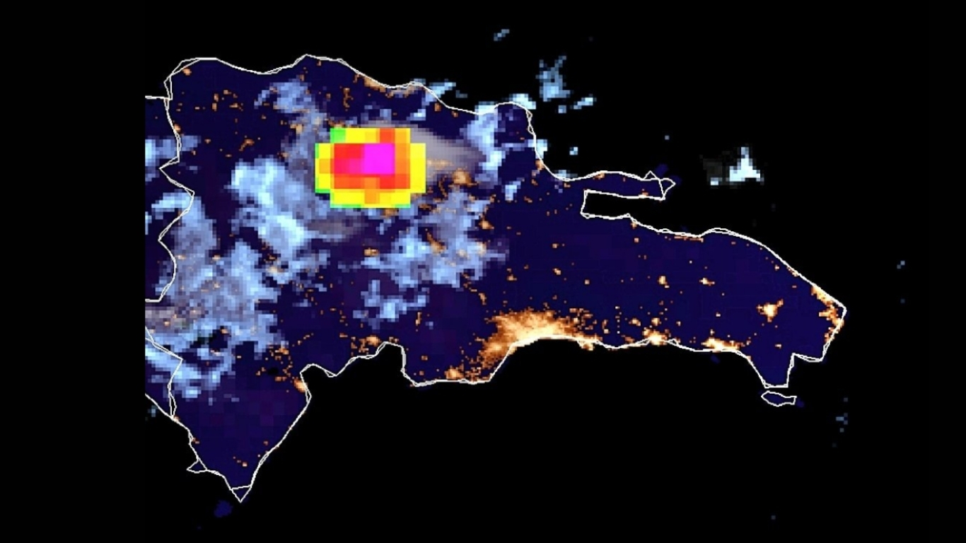 La noche del lunes se registraron relámpagos durante 45 minutos en Santiago debido a la influencia de una anomalía térmica.