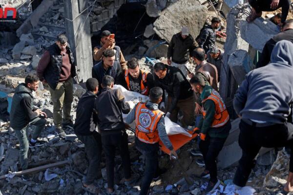 Los rescatistas llevan el cuerpo de una víctima entre los escombros de la estación de policía de Sheikh Radwan en la ciudad de Gaza el 31 de enero de 2026, luego de un ataque aéreo israelí. Foto: Fuente externa