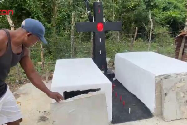 Agentes policiales y representantes del Ministerio Público y Medio Ambiente destruyen las estructuras del falso cementerio utilizado para estafas digitales en la comunidad de Palmilla.