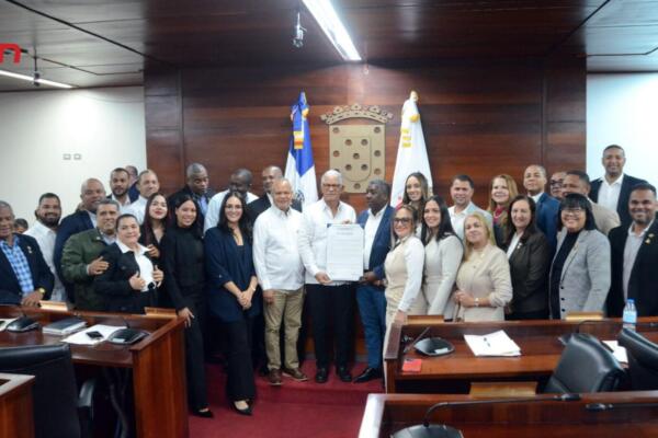 Miguel Andrés Balaguer Martínez recibe la distinción de “Hijo Distinguido” por parte del Ayuntamiento de Santiago de los Caballeros, en un acto celebrado durante sesión ordinaria del Concejo de Regidores.