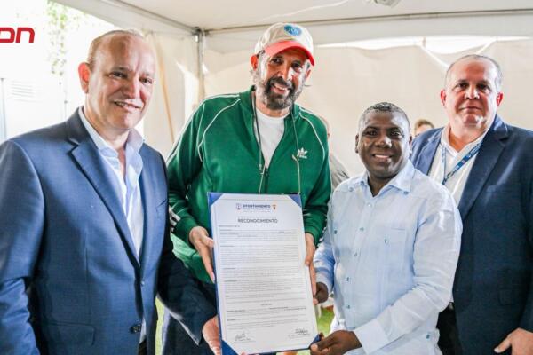Cantautor dominicano Juan Luis Guerra recibiendo su reconocimiento de la mano del alcalde de Santiago y otras autoridades. 