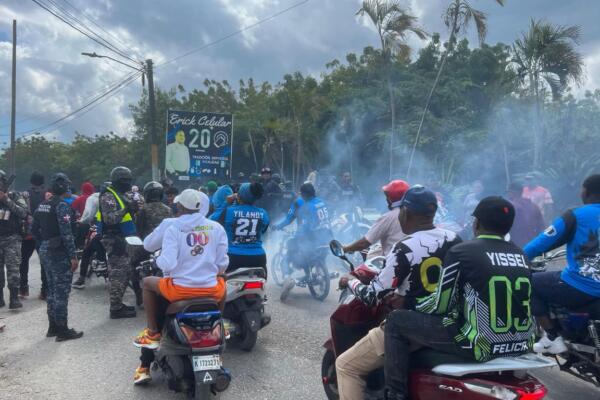 La protesta pacífica se produjo luego de que el Ministerio de Interior y Policía negara el permiso para la realización del tradicional rally de motocicletas y vehículos de motor.