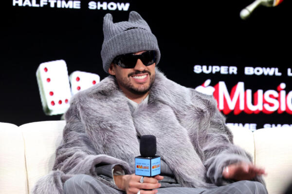 Bad Bunny habla en el escenario durante la conferencia de prensa previa al Super Bowl LX y el espectáculo de medio tiempo de Apple Music en el Moscone Center West el 5 de febrero de 2026 en San Francisco, California. Mike Coppola/Getty Images/AFP