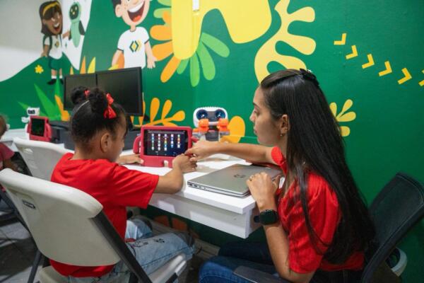 Aula STEM en Santiago beneficia a 150 jóvenes