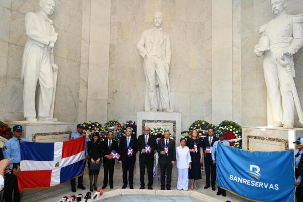 Banreservas depositó una ofrenda floral en el Altar de la Patria para conmemorar el 182 aniversario de la Independencia Nacional.