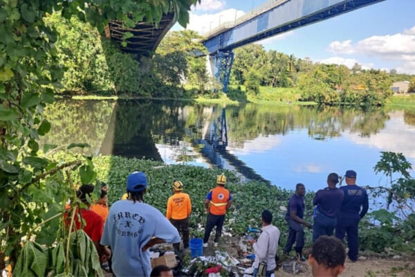 Los organismos de socorro que buscaban al motorista que había caído al río Isabela tras un accidente múltiple se retiraron del lugar.