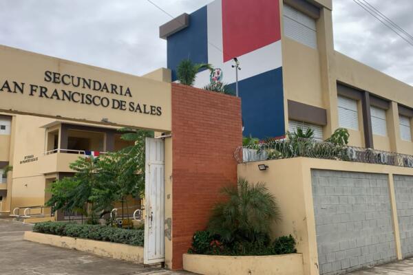 De acuerdo con el director del plantel, profesor Georges Carlos, el animal cayó en un imbornal. El mismo situado justo frente al centro educativo el pasado sábado.