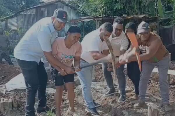 El director distrital de La Cuaba, Carlos Montaño, acudió al barrio Santa Lucía con obreros y materiales de construcción para iniciar el levantamiento del nuevo hogar.