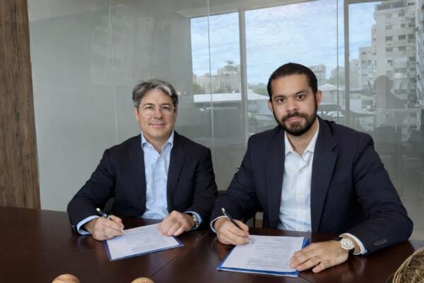Izq. a der.: Rafael Blanco (TRAVEGALI) y Yerik Pérez (ADOTURD) durante la firma del acuerdo de colaboración para impulsar el turismo deportivo accesible en RD.
