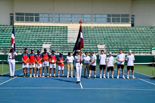 El equipo dominicano tomó ventaja gracias a las victorias en sencillos de Roberto Cid y Nick Hardt, quienes dominaron sus respectivos compromisos frente al conjunto europeo.
