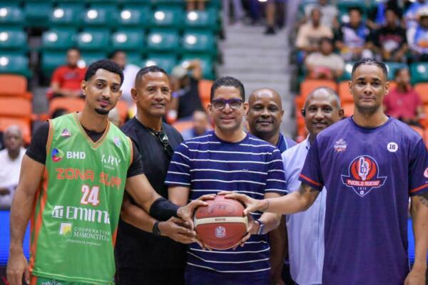 Durante sus palabras, el titular de FEDOMBAL subrayó que el baloncesto santiagués atraviesa su mejor momento histórico, no solo por la calidad de sus jugadores, sino también por la capacidad dirigencial