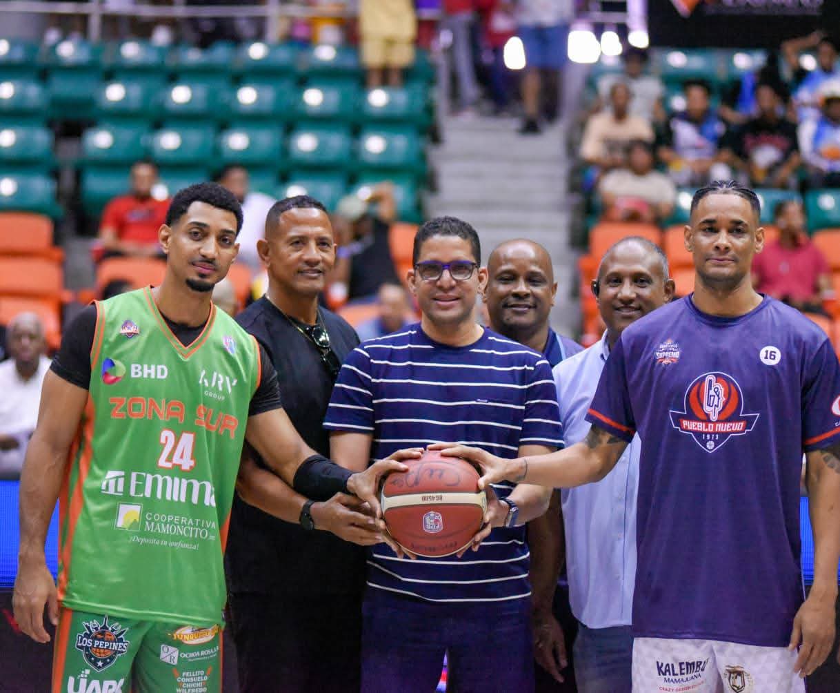 Durante sus palabras, el titular de FEDOMBAL subrayó que el baloncesto santiagués atraviesa su mejor momento histórico, no solo por la calidad de sus jugadores, sino también por la capacidad dirigencial