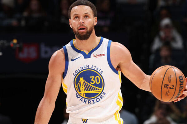 A Curry le diagnosticaron síndrome de dolor patelofemoral o «rodilla del corredor». Según Slater, continúa sufriendo dolor e inflamación persistentes.

