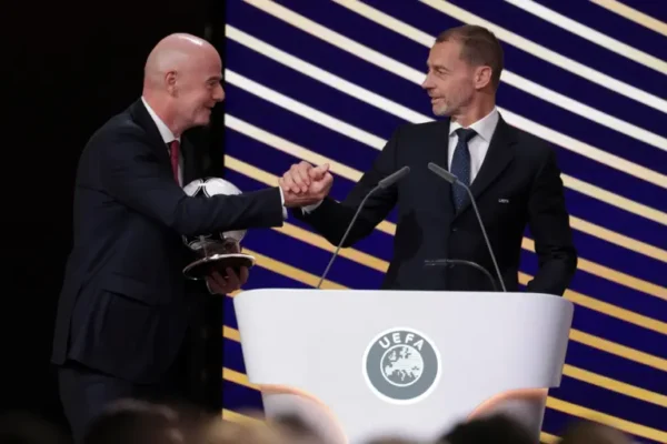 Según la media de cuatro años, incluyendo la Eurocopa masculina, la UEFA prevé generar 5.500 millones de euros anuales en ingresos. 