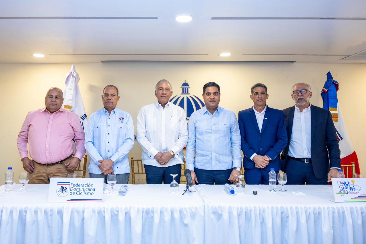 Garibaldi Bautista, presidente del Comité Olímpico Dominicano, José Bautista, ex presidente de Fedoci, y Fernando Geraldino, ejecutivo de la empresa Seaboard, estuvieron presentes juntos ejecutivos de Fedoci y vive ministros de Deportes.