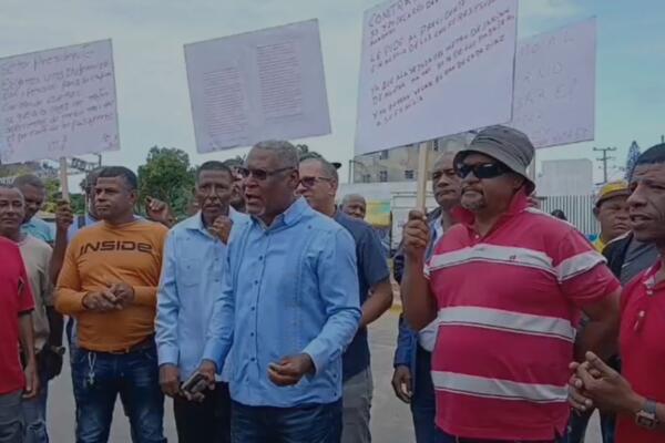 Decenas de choferes de distintas rutas de transporte público realizaron una protesta frente a la estación Pablo Adón Guzmán de la nueva Línea 2C del Metro de Santo Domingo.