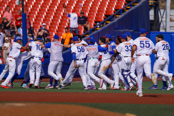 Cangrejeros de Santurce de Puerto Rico celebran la victoria frente a los Tomateros de Culiacán, México Verde, en incio Serie del Caribe (Fotos prensa Charros de Jalisco)