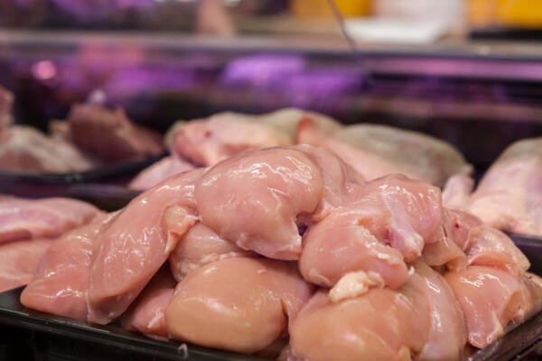 A pesar de la demanda navideña, el ministro Oliverio afirma que la carne de pollo no escasea y que hay producción suficiente.