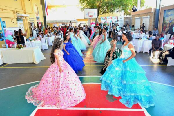 Las 21 quinceañeras de Las Cañitas durante el “Cumpleaños Mágico de Ensueño”, evento solidario que incluyó celebración, presentaciones artísticas y la entrega de becas universitarias para su futuro académico.